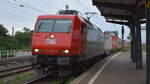 Mitteldeutsche Eisenbahn GmbH, Schkopau [D] mit der  145 029-5  [NVR-Nummer: 91 80 6145 029-5 D-DB] und einem Containerzug am 31.07.24 Durchfahrt Bahnhof Magdeburg-Neustadt.
