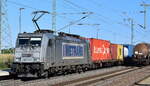 METRANS Rail s.r.o., Praha [CZ] mit ihrer  386 010-3  [NVR-Nummer: 91 54 7386 010-3 CZ-MT] und einem Containerzug am 06.08.24 Durchfahrt Bahnhof Rodleben.