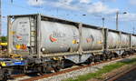 Französischer Drehgestell-Containertragwagen vom Einsteller SAS MODALIS mit der Nr. 33 TEN 87 F-MXMU 4594 033-2 Sgmmns 60 (GE) in einem Containerzug am 03.08.24 Höhe Bahnhof Oranienburg.