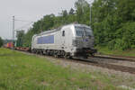  Ein Gruß aus Prag  dachte ich spontan, als Vectron 383 440 CZ-MT der Prager Metrans am Morgen des 20.6.2024 in Aßling an mir vorbei fuhr. Der Zug transportiert Container von Salzburh nach Hamburg.
Aßling, 20.6.2024