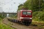 243 864-6 DR (DeltaRail) mit leerem Containerzug in Ostbevern, August 2024.