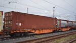 Ein Drehgestell-Gelenkcontainertragwagen vom polnischen Einsteller PCC Intermodal S.A. mit der Nr. 33 TEN 51 PL-PCCC 4961 173-3 Sggmrss (GE) in einem Containerzug am 12.09.24 Höhe Bahnhof Cottbus Hbf.