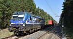 RTB Cargo - Rurtalbahn Cargo GmbH, Düren [D] mit der ELL Vectron  193 485  [NVR-Nummer: 91 80 6193 485-0 D-ELOC] und einem Containerzug am 17.09.24 Höhe Bahnhof Jänschwalde Ost.