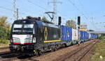 Rail Force One B.V., Rotterdam [NL] mit der BRCE Vectron  X4 E - 627  [NVR-Nummer: 91 80 6193 627-7 D-DISPO] und Containerzug am 08.10.24 Höhe Bahnhof Schönefeld b.