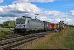 Fast entwischt: die ehemalige Captrain 187 013-8, die nun im neuen Gewand mit Werbung für das Netzwerk Europäischer Eisenbahnen e.V. sowie Containern am BÜ 239,6 bei Niedernjesa Richtung Göttingen fährt.
Damit endet der kurze Abstecher an die Nord-Süd-Strecke.

🧰 Akiem S.A.S., vermietet an METRANS Rail s.r.o.
🕓 15.6.2024 | 17:29 Uhr