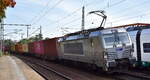 METRANS a.s., Praha [CZ] mit ihrer  383 405-8  [NVR-Nummer: 91 54 7383 405-8 CZ-MT] und einem Containerzug am 17.10.24 Höhe Bahnhof Werder (Havel).