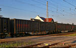 Einer von vielen Containertragwagen, die mit Kisten der neska Schiffahrts-und Speditionskontor GmbH beladen sind – hier stellvertretend ein  Sgns<sup>7</sup>  (31 79 4557 730-0 SLO-SZ).
Beobachtet bei der Durchfahrt im Bahnhof Röblingen am See Richtung Sangerhausen am Bahnübergang Große Seestraße.

🧰 VTG GmbH
🕓 25.6.2024 | 20:13 Uhr