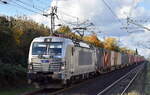 METRANS a.s., Praha [CZ] mit ihrer  383 435-5  [NVR-Nummer: 91 54 7383 435-5 CZ-MTR] und einem Containerzug am 23.10.24 Höhe Bahnhof Berlin Hohenschönhausen.