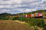 ATLU 185 507 14.10.2024 mit einem Containerzug durch Oberau (obere Strecke) in Richtung Dresden.