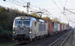 METRANS a.s., Praha [CZ] mit ihrer  383 428-0  [NVR-Nummer: 91 54 7383 428-0 CZ-MT] und einem Containerzug am 05.11.24 Höhe Bahnhof Berlin-Hohenschönhausen.
