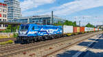 Einen langen Containerzug zieht 91 80 6187 321 der WLC auf dem Münchner Südring über den Heimeranplatz in Richtung Laim. Aufnahme vom 23.06.2024.