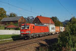 DB Cargo 193 383 mit einem Containerzug in Richtung Tschechien fahrend am 09.10.2024 vor dem Fachwerkhaus neben dem in Fahrtrichtung 3.