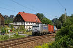 Hier zusehen ist 386 019 mit einem Containerzug am 30.7.24 in der bekannten Fotokurve bei Rathen im Elbtal.