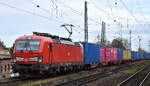 DB Cargo AG, Mainz mit ihrer   193 561  [NVR-Nummer: 91 80 6193 561-8 D-DB] und einem Containerzug am 25.11.24 Höhe Bahnhof Magdeburg-Neustadt.