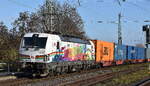 DB Cargo AG, Mainz mit ihrer  193 366  [NVR-Nummer: 91 80 6193 366-2 D-DB] und einem Containerzug am 26.11.24 Höhe Bahnhof Magdeburg Neustadt.