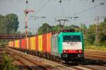 E186 224 mit Containerzug in Düsseldorf Rath, Juni 2021.