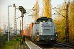 DE 504 RheinCargo mit Containerzug in Duisburg Rheinhausen Ost, November 2020.