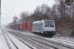 Heureka – meine erste RAILPOOL-185 kam! Die 185 671-5 die als Leihlok bei der EVB fhrt,kam mit ihrem langen EVB-Containerzug am 09.01.2010 durch den S-Bahnhof Dedensen/Gmmer.