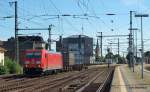 185 327-1 hat am 20.07.10 einen Containerzug am Haken und durchfhrt hier gerade Neumnster auf dem Weg ber Padborg Richtung Dnemark.