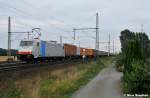 Auf die hab ich gewartet,185 639-2 von Railpool hatte einen langen Containerzug nach Bremen zu befrdern (06.08.10 Dedensen-Gmmer)
