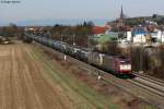 Crossrail 185 593-1 mit Crossrail 185 579-0 mit einem TTS-Containerzug am 17.03.2012 bei Teningen.