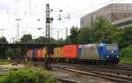 185 527-9 von Crossrail kommt aus Richtung Kln,Aachen-Hbf mit einem langen MSC-Containerzug aus Regensburg nach Antwerpen-Berendrecht(B) und fhrt in Aachen-West ein in der Abendsonne und Wolken am