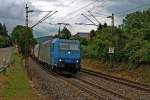 Durchfahrt von Railtraxx 185 515-4 am 25.06.2013 mit einem Containerzug durch die Sd Kurve von Schallstadt in Richtung Schweiz.