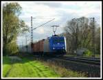 185 511 von Metrans durchfährt am 29.10.13 mit einem Containerzug das Leinetal Richtung Hannover.
Festgehalten kurz vor dem Bahnhof Elze (Han).