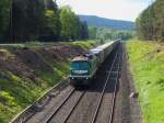 Mit großer Kraftanstrengung durch das Fichtelgebirge - Aus Richtung Kirchenlamitz war ein lautes Dieselbrummen zu hören.
Der Kesselzug war durch, da könnte doch noch der Containerzug aus Hof auf den Schienen sein.
Obwohl es nicht nach Ludmilla brummte (die erkennt die Ivie auf 5 Kilometer)
donnerte doch wenigstens optisch eine Ludmilla um die Kurve.

V 300 001 (ex Wismut) musste ganz schön kämpfen um die Höhen des Fichtelgebirges zu erklimmen, da fehlen ein paar PS, die der Caterpillar Motor weniger als die original Ludmilla hat.

Die SBW (ex Wismut) V 300 001 erhielt bei den NETINERA Werke GmbH in Neustrelitz die PZB 90 sowie den GSM-R Funk und kann nun die Gleise der DB uneingeschränkt aus eigener Kraft befahren. Außerdem erhielt sie die NVR Nummer 92 80 1232 404-4D-TRG. Ebenfalls neu sind die  SBW  Aufkleber an der Front und an der Seitenwand.

Bahnstrecke 5050 Weiden - Oberkotzau bei Kirchenlamitz am 20.05.2014
