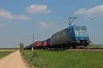 Am 13.04.2014 war Alpha Trains/Railtraxx 185 515-4 mit einem Containerzug von Aachen nach Muttenz unterwegs, als sie nördlich von Müllheim (Baden) am kleinen Örtchen Hügelheim vorbeifuhr.