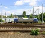 145 CL-202 von Crossrail fährt mit einem langen Containerzug aus Zeebrugge-Ramskapelle(B) nach Milano(I) bei der Ausfahrt aus Aachen-West und fährt in Richtung