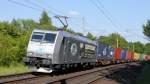 ITL 185 548 mit Werbung  Hier könnte Ihr Arbeitsplatz sein Wir stellen ein und bilden aus Triebfahrzeugführer / Mechatroniker  vor einem Containerzug in Richtung Hamburg; Friedrichsruh,