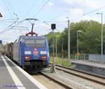 152 135-0 der TFG Transfracht durchfährt am 25.8.2015 mit einem Containerzug, kommend von Lübeck-Travemünde Skandinavienkai, den neuen Haltepunkt Lübeck-Dänischburg IKEA