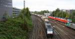 185 571-7 von MRCE fährt mit einem langen Containerzug aus Antwerpen-Oorderen(B) nach Gallarate(I) bei der Ausfahrt von Aachen-West und fährt in Richtung Aachen-Hbf,Köln.
Aufgenomen von der Brücke der Turmstraße in Aachen.
Bei Sonne und Wolken am Abend vom 26.9.2015. 