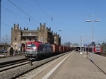 Am 2.4.2016 durfährt eine Vectron der PKP CARGO mit ihrem Containerzug den Bahnhof Minden in Richtung Löhne.