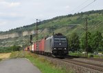 185 574-1 von MRCE zieht am 11.August 2016 einen Containerzug bei Thngersheim in Richtung Wrzburg.