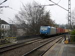 185 525-3 von Crossrail kommt aus Richtung Aachen-West mit einem langen MSC-Containerzug aus Antwerpen-Berendrecht(B) nach Weil am Rhein(D)und fährt durch Aachen-Schanz in Richtung Aachen-Hbf,Aachen-Rothe-Erde,Stolberg-Hbf(Rheinland)Eschweiler-Hbf,Langerwehe,Düren,Merzenich,Buir,Horrem,Kerpen-Köln-Ehrenfeld,Köln-West,Köln-Süd. 
Aufgenommen vom Bahnsteig von Aachen-Schanz.
Bei Wolken am Kalten Nachmittag vom 17.2.2017.
