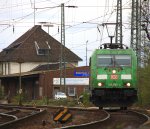 Ein Nachschuss von der 185 389-4 DB  CO2  rangiert in Aachen-West bei Abendstimmung am 26.4.2012.