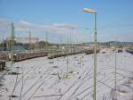 Nachdem es in der Nacht davor stark geschneit hatte, prsentierte sich der Gter- und Rangierbahnhof von Karlsruhe am 27.02.2005 unter blauem Himmel.