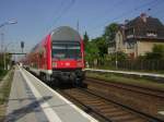 Der Baumblten Express richtung Werder mit Neu Lackierten Steuerwagen durchfahrt Bahnhof Priort bei Wustermark 7.5.2011 