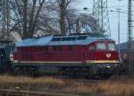 Die in Reichsbahnfarben lackierte 132 158-7 (232 158-7) der Leipziger Eisenbahn steht am 11.12.13 zusammen mit der MRCE 189 908 auf den Gleisen am Reiherstieg.