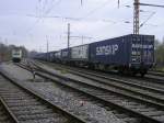 Gemischter Container GZ und links ES64U2-011 von Tx Logistik  abgestellt im Wanne-Herner-bergabebahnhof.(29.11.2008)  