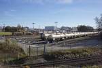 Blick auf die Richtungsgruppe des Rangierbahnhofs des Wacker Werks Burghausen. Das Gleis im Vordergrund ist das Verbindungsgleis zwischen der Einfahrgruppe des OMV-Werkbahnhofs (rechts außerhalb des Bildes) und der Raffinerie. 08.11.2013