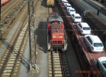 Die Diesellok 290 518-0 verlsst die mit Holz beladenen Waggons in Dresden-Friedrichstadt.