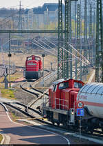 [Reupload]    Eine unbekannt gebliebene 294 (DB V 90) rangiert mit Kesselwagen in der Straße Am Güterbahnhof, während 290 636-0 (290 136-1 | DB V 90) im Ortsstellbereich an der neuen DB