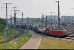 187 160-7 kommt mit 261 043-4 (Voith Gravita 10 BB) und etlichen verschiedenen Güterwagen im Schlepp aus dem Bereich der DB Cargo Werkstatt in der Zugbildungsanlage (ZBA) Halle (Saale) gefahren.