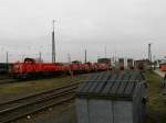 Abgestellte Gravita 10 BB (BR 261) und 294er, eine 225 und zwei 140er, vor den Lokschuppen im Rangierbahnhof Bischofsheim, am 01.03.2013