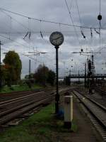 Eine Uhr steht am 17.10.13 in Mainz-Bischofsheim 