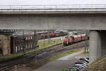 DB 294 824-8 rangierte am 04.04.2024 unter der Brücke de B36 in Mannheim Rbf.