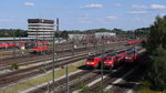 DB 189 060, 151 150, 145 038 (RE1 Kln Hbf), 151 106 und weitere abgestellte Loks, im Hintergrund rangiert 152 119; Rbf Maschen, Blick von der DECATUR-Brcke, 19.08.2016
